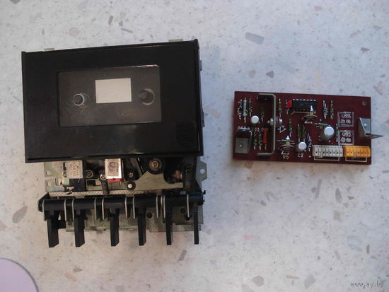 Лентопротяжный механизм кассетного магнитофона с платой стабилизатора скорости
