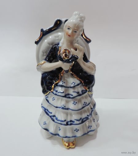 Статуэтка фарфоровая "Барышня на кресле с цветком" 70 -е годы Европа. Высота 12.5 см.