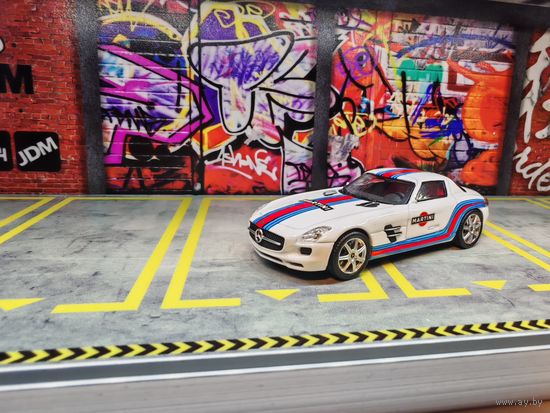 Коллекционная модель 1/64 TimeMicro Mercedes SLS Martini (с фигуркой)