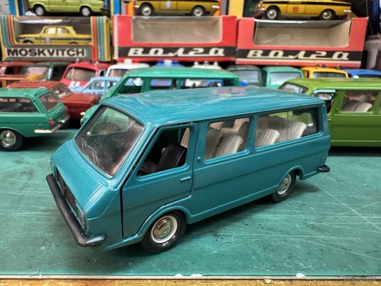РАФ 2203 постномер, но дно еще металл, цвет бирюза, на дверях "1". Вечер четверга в зеленых, и не только, тонах.