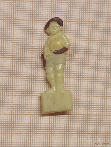 Кожаный мяч. Значок пластик. Мальчик-вратарь.