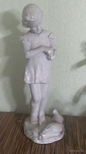 Статуэтка девушка кормит птиц