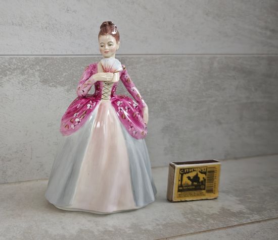 Статуэтка дамочка с веером Англия