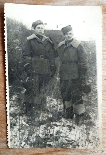 Фото двух военных в зимнем обмундировании. Ст.Быхов. 1948 г. 8х11.5 см.