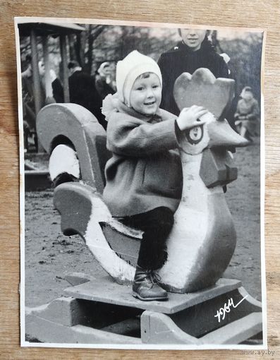 Фото девочки на деревянном петушке. 1964 г. 8.5х11 см.