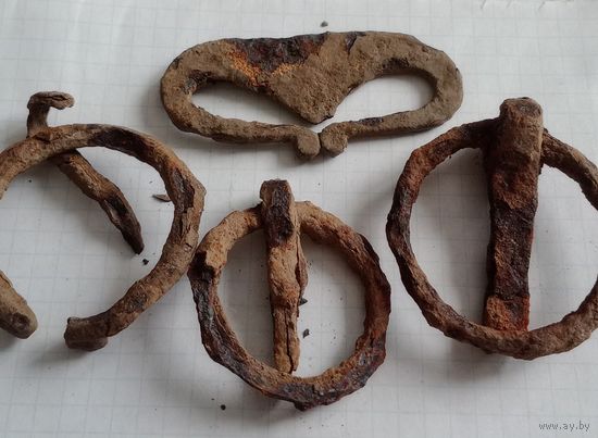 Старинные пряжки, фибула, кресало