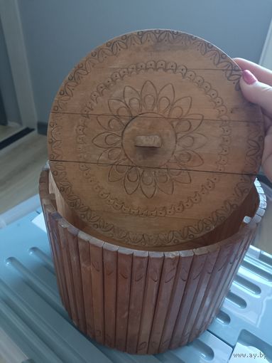 Старинная деревянная хлебница, ёмкость для хранения.