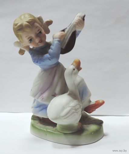 Статуэтка фарфоровая "Девочка танцует с гусем" 80-е годы Европа. Высота 12.5 см.
