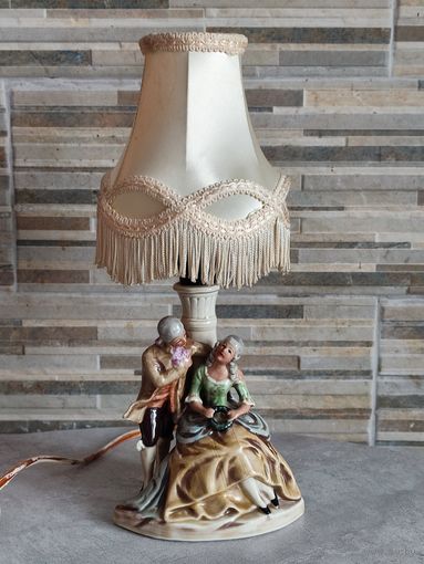 Настольная лампа. Фарфор. Германия. Кавалер и дама. 31см.