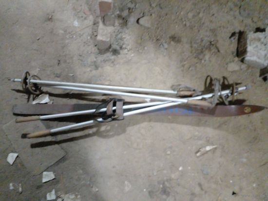 Лыжи дет. 125 см и две пары лыжных палок. ЗА ВСЕ