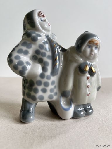 СТАТУЭТКА ФАРФОРОВАЯ " ЗИМНИЙ ДВОРИК. СЕСТРИЧКИ (С ПОЗОЛОТОЙ) ". 11*9*4 СМ. ПОЛОННОЕ. СМ.ФОТО И ОПИСАНИЕ.