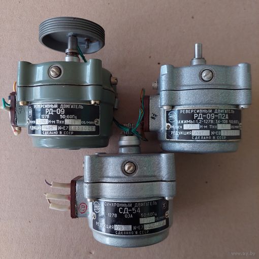 Двигатель с редуктором синхронный реверсивный
