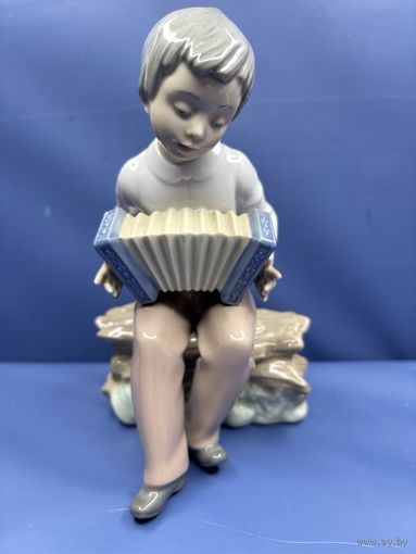 Фарфоровая Статуэтка  баянист Lladro подглазурная роспись