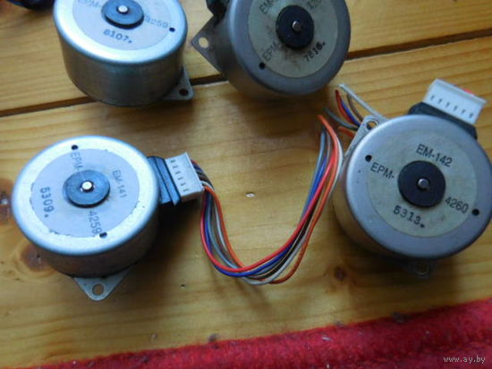 Электродвигатель шаговый за один