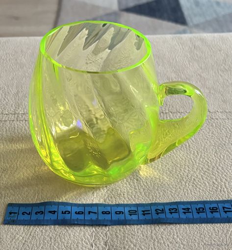 Кружка из уранового стекла . Производство Чехия