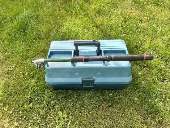 Ящик + 4 спиннинга + 4 катушки + блёсна + много мелочёвки