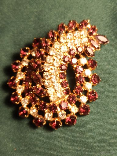 Винтажная чешская бижутерия, брошь-булавка с красными и белыми стразами.