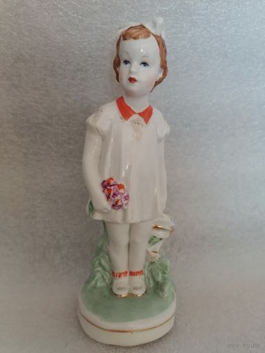 Девочка с лейкой. Дулево.