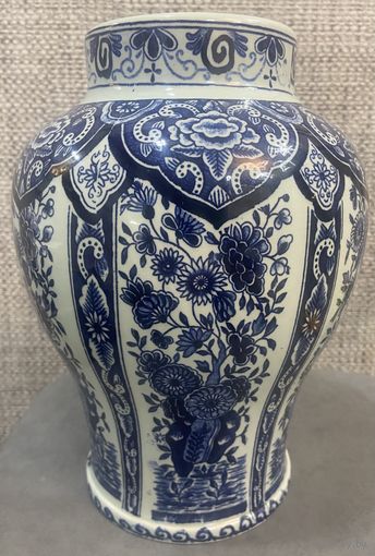 Фарфоровая ваза Delft Blue, произведенная Royal Boch для Royal Sphinx в Голландии. Высота 24 см.