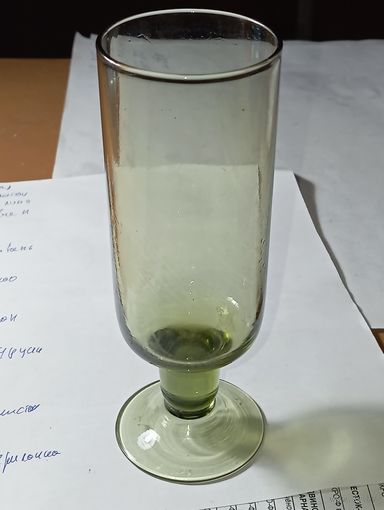 Бакал зелёное бутылочное стекло .