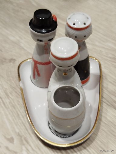 Редкий набор для специй,Латыши,Рига,на подставочке есть скол,сами солонки целые,с рубля