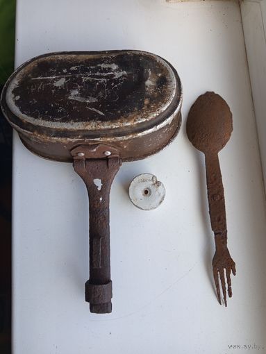 Крышка немецкого котелка подписная с повреждением и другое. Смотрите внимательно фото.