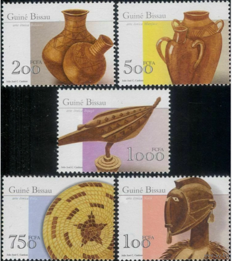 Гвинея-Бисау 2001 Предметы народного искусства  MNH