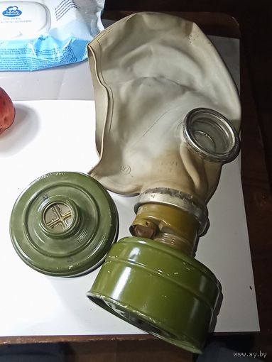 Противогаз и 2 фильтра .