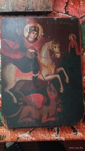 Икона Георгия изображает святого в воинском облачении (доспехи, шлем), с крестом, копьём, щитом или свитком. Часто святой показан на белом коне, побеждающим дракона, что символизирует победу добра над