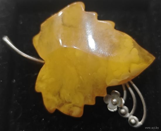 Брошь крупная. Пейзажный янтарь. СССР. Мельхиор или серебро. (клеймо нечитаемо)