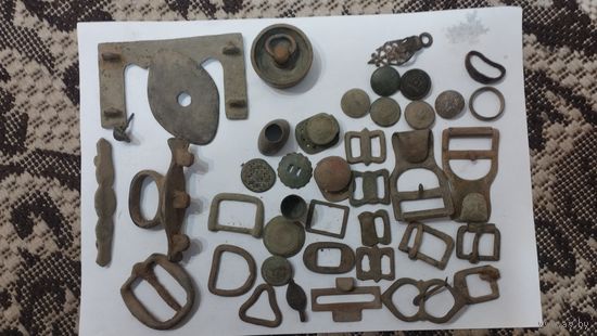 Элементы конской упряжи,зацепы,пряжечки,пуговицы и др..