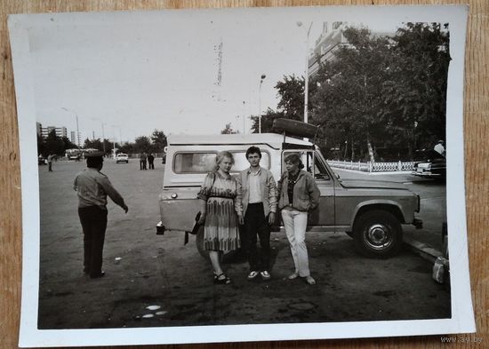 Фото у автомобиля. 9х12 см.