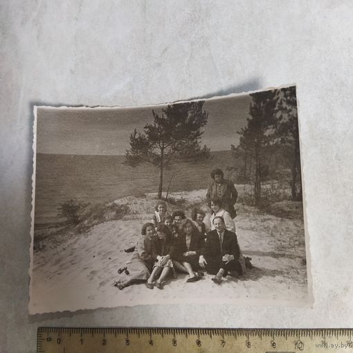 Фотография. История СССР в лицах. Где-то на отдыхе. Берег озера. Советские люди.