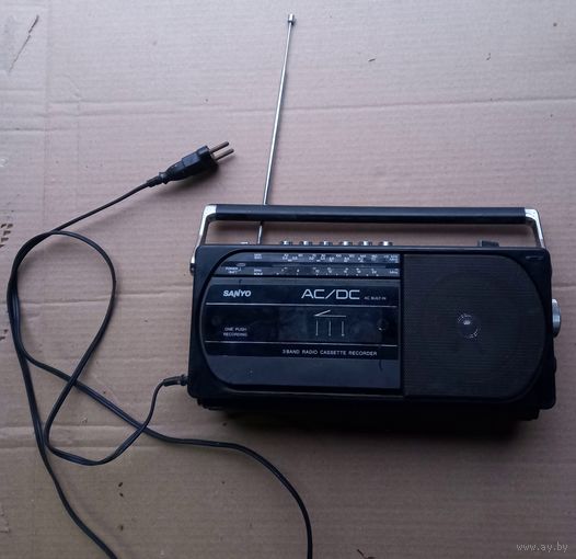 Радиоприемник SANYO.Рабочий