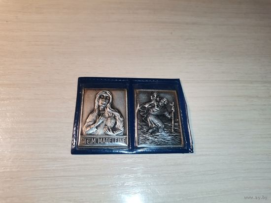 Металлические медальоны в чехле с изображением Святой Марии и Святого Христофора.