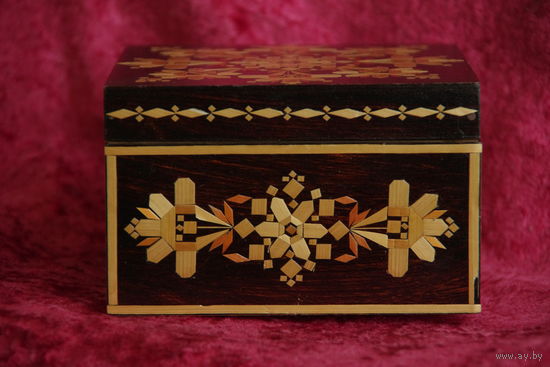 Шкатулка из СССР  ( 13,5 х 13,5 см , высота 9 см