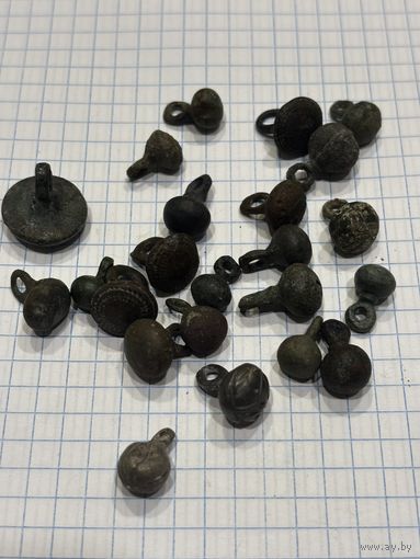 Пуговицы гирьки, одна серебряная, с рубля, три дня