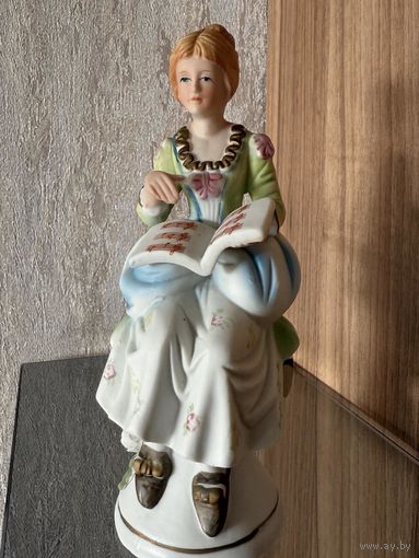 Фарфоровая статуэтка девушка с нотами.