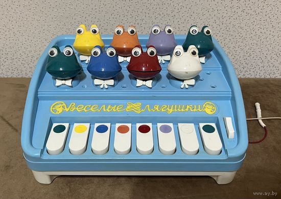Музыкальная игрушка Веселые лягушата. Рабочая или нет не знаю.Клавиши нажимаются, рты у лягушек открываются.