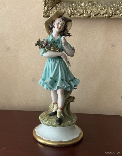 Статуэтка Девочка с цветами Capidimonte Италия винтаж