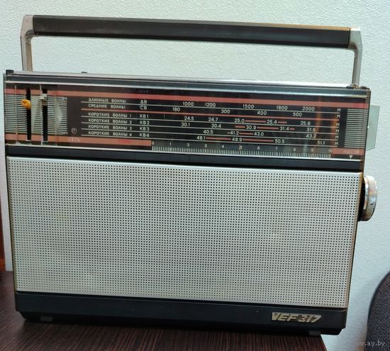 Винтажный радиоприемник VEF-317 времен СССР черный цвет , работоспособность не известна ( вроде бы рабочий только нет шнура к нему )