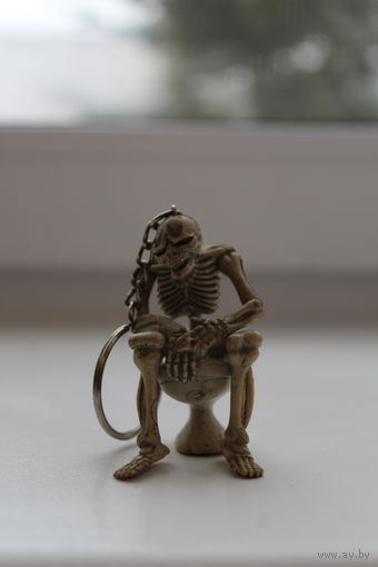 Редкий прикольный брелок из 90-х "Скелет с сигаретой в раздумьях о бытье"