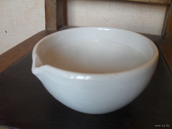 Ступка фарфоровая ЛФЗ,большая.Диаметр 14 см.