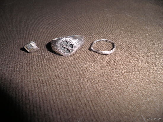 Серебряные перстень,кольцо с камушками и серёжка.С рубля.