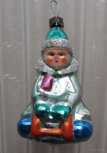 Редкая елочная игрушка "Мальчик на санках". Стекло, СССР