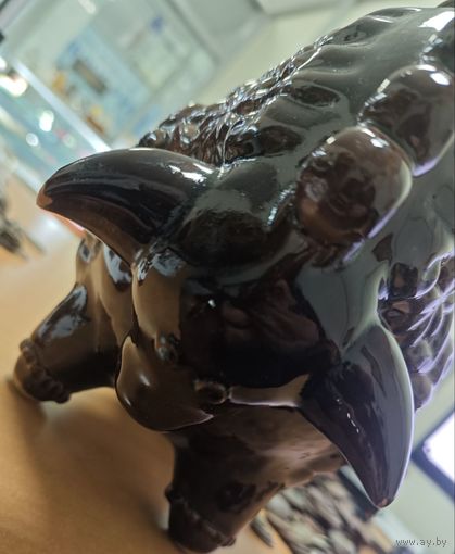 Зубр крупный. Керамический кувшин. 35x27см. С утратами