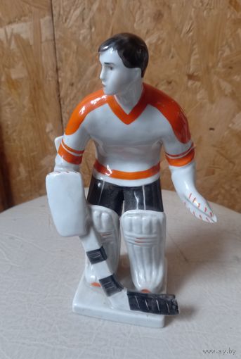 Фарфоровая статуэтка