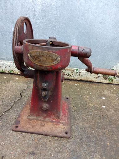 Старинный до 1939 шведский молочный сепаратор в реставрацию