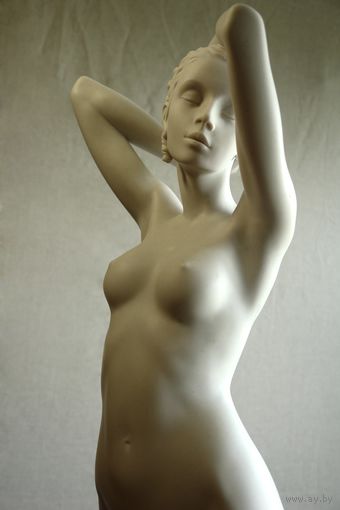 Статуя ПЕРЕД ЗЕРКАЛОМ Мрамор Выс 120 см. Вес 27.5 кг. выставочный ЭКСКЛЮЗИВ