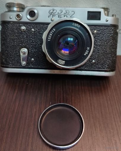 Советский дальномерный фотоаппарат ФЭД-2 с объективом Индустар-26м (И-26м) с фокусным расстоянием 52мм и максимальной диафрагмой f/2.8. в родном  чехле из кожи .